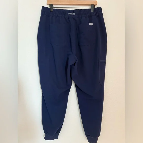 FIGS Set Uman Relaxed Jogger Scrub Pants & Relaxed Catarina One-Pocket Scrub Top - Picture 6 of 16